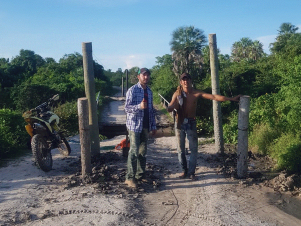 Con partes de moto y bici, en el Chaco ya inventaron el teleférico