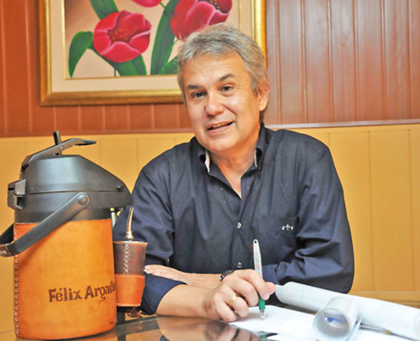 Félix Argaña presenta el libro "Mi padre y yo" » Ñanduti