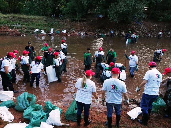 Más de 1.000 voluntarios participan en la limpieza del arroyo Fortín de Villa Elisa | .::Agencia IP::.
