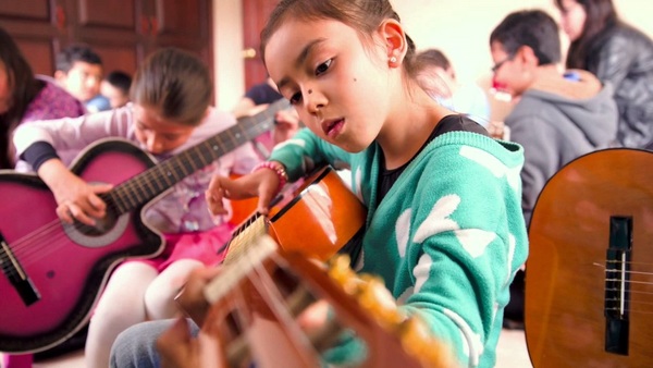 Municipalidad lanza curso de guitarra y canto en Filadelfia