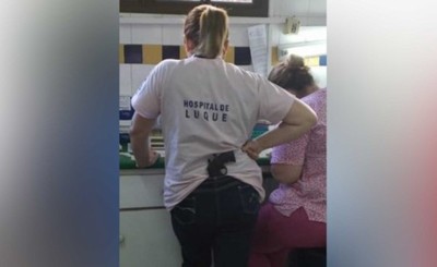 Sumarian a funcionaria de IPS de Luque fotografiada con una pistola