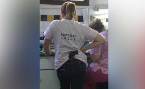 Sumarian a funcionaria de IPS de Luque fotografiada con una pistola
