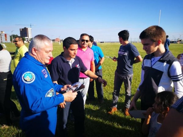 Astronauta ruso visita Paraguay para compartir experiencias con estudiantes - Ciencia - ABC Color