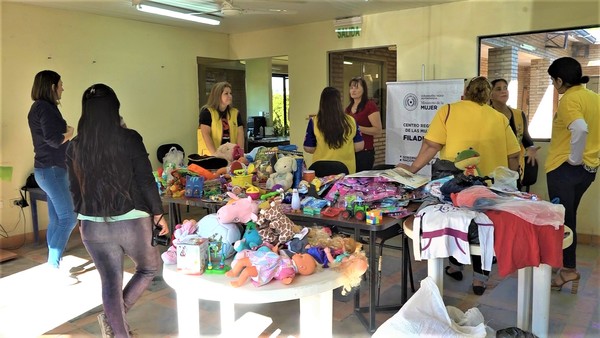 Mujeres voluntarias donaron juguetes, ropas y abrigos a la Codeni de Filadelfia