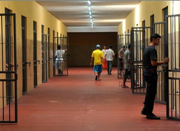 HOY / Internet, Tv, cocinas, ¿lujos de 15 presos de Emboscada por haber 'encontrado la luz'?