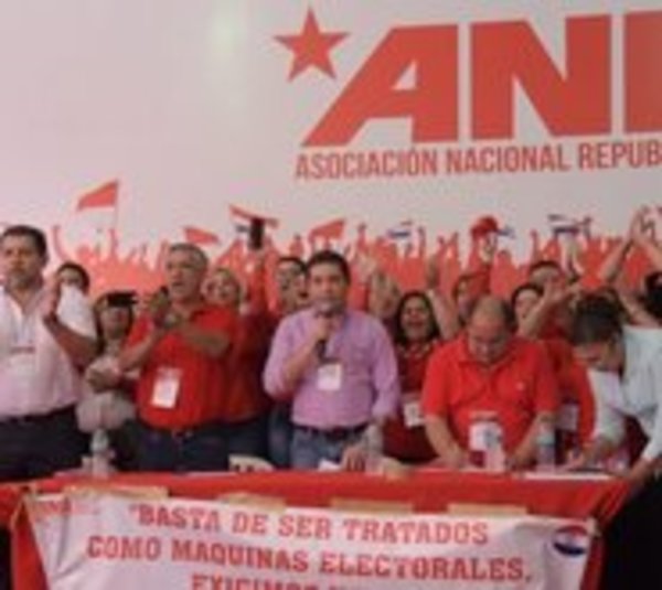 Pese a rechazo del cartismo, aprueban cambios en estatuto de la ANR - Paraguay.com