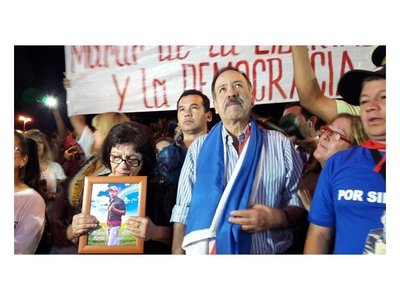 Con velas y abrazos reciben a padres de Rodrigo