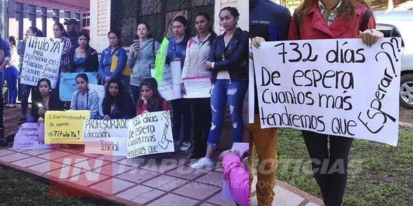 M. OTAÑO: EGRESADOS DE LA UPAP EXIGEN EXPEDICIÓN DE TÍTULOS.