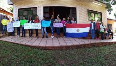 Egresados exigen sus títulos a la UPAP de Mayor Otaño - Nacionales - ABC Color