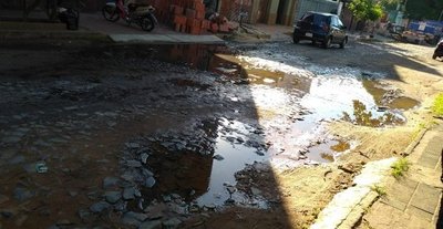 Caño roto inunda calle - Cronicas Ciudadanas - ABC Color