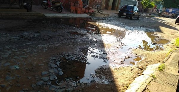 Caño roto inunda calle - Cronicas Ciudadanas - ABC Color