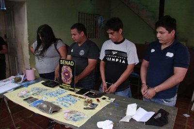 Detienen a hinchas con estupefacientes y arma - ADN Paraguayo