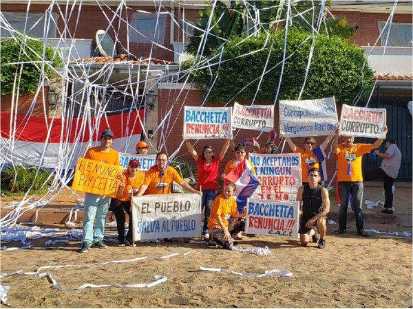 Volvieron los escraches frente a la casa de Enrique Bacchetta