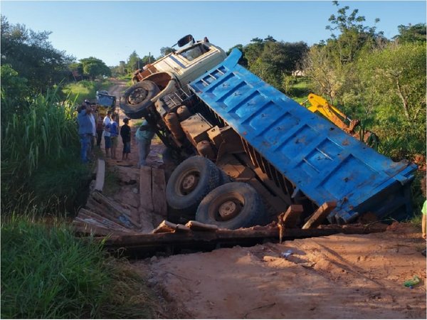 Precario puente se desploma y causa accidente en Curuguaty