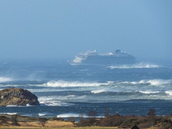 Avería de crucero con 1.300 pasajeros lleva a difícil evacuación
