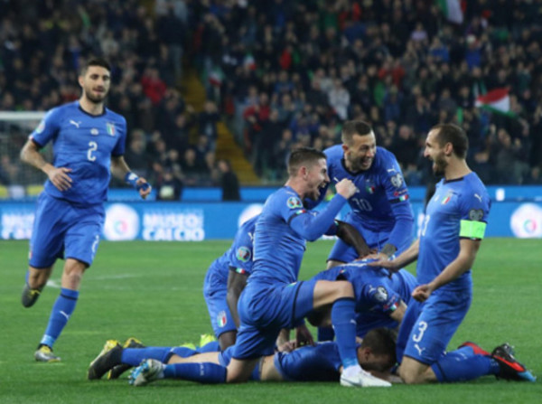Italia no cede terreno y vence a Finlandia