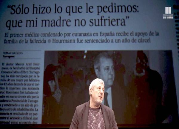 En un teatro de Madrid, un médico cuenta su historia
