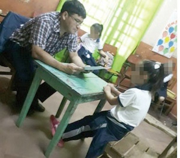SUPERPROFE DE PIRAYÚ. Se hizo viral video donde se les canta a los peques