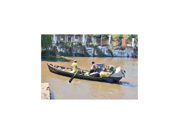 Ahora el río Paraguay inunda a familias