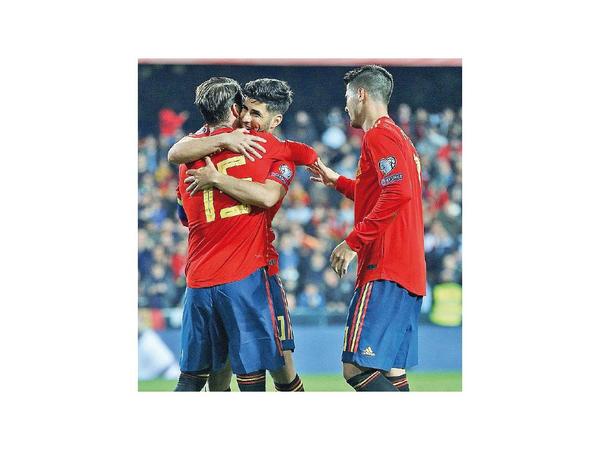 España e Italia se imponen en el debut