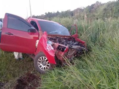 CARMEN DEL PARANÁ: CAMIONETA DESTROZADA TRAS CHOCAR CONTRA UNA COLUMNA