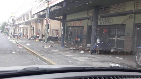 Ebrios convierten en baño las veredas del centro - Nacionales - ABC Color