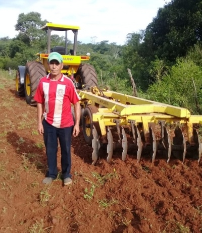 Pequeños productores preparan 5.000 hectáreas para cultivo con maquinarias donadas por ITAIPU - .::RADIO NACIONAL::.