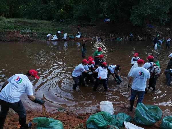Miles de ciudadanos se suman al basurachallenge