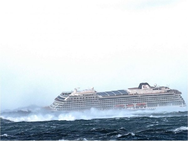 El crucero noruego vuelve a navegar y suspenden evacuación de pasajeros