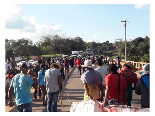 Indígenas bloquean puente de Curuguaty y exigen renuncia de la titular del INDI