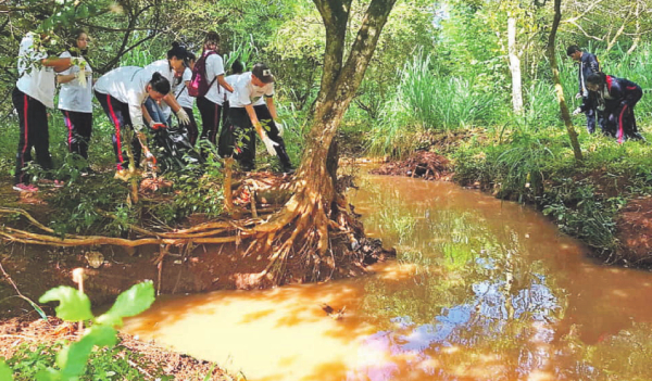 Comunidad e instituciones limpian el emblemático arroyo Hu’i Rupá - ADN Paraguayo