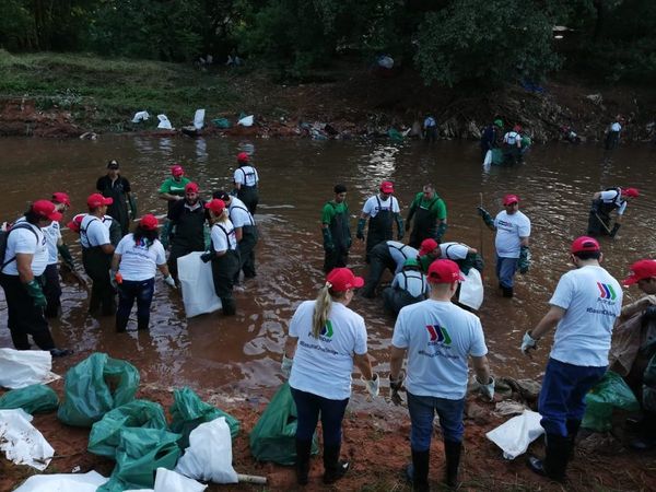 Unas 1000 personas limpian arroyo Fortín de Villa Elisa