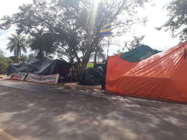 Sintechos copan vereda de predio de Copaco en Luque | Paraguay en Noticias