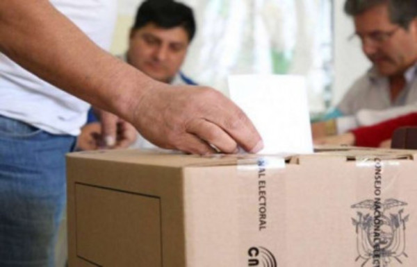 Empieza en Ecuador la elección más compleja de la historia - Radio 1000 AM