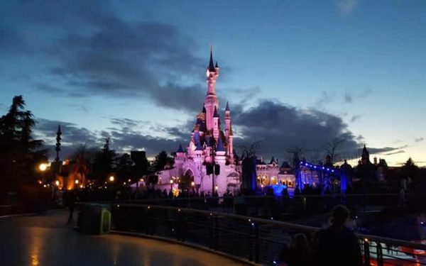 MUNDO | Falsa alarma provocó pánico en Disneylandia de París