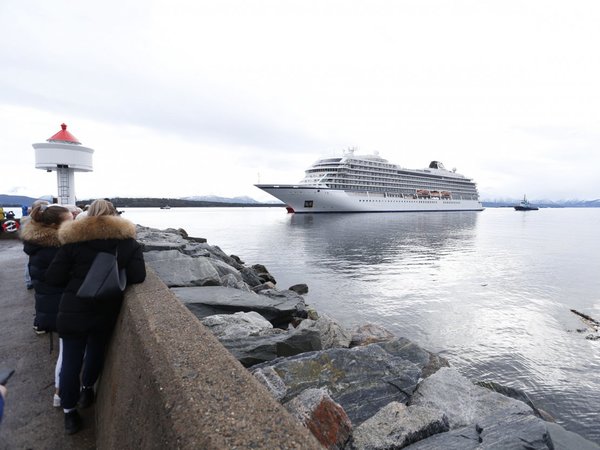 El crucero noruego atraca tras horas de pánico y dramática evacuación