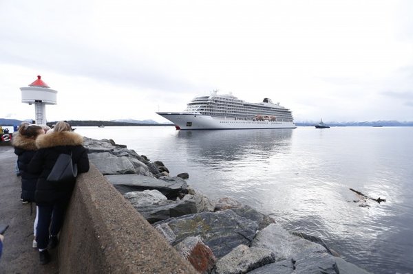 MUNDO | El crucero noruego atraca tras horas de pánico y dramática evacuación parcial