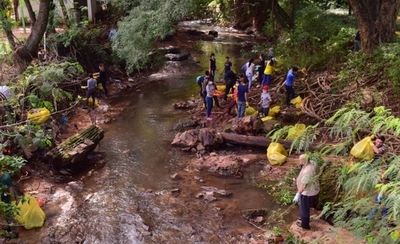 HOY / Voluntarios y funcionarios se unieron para limpiar cauce del arroyo San Lorenzo