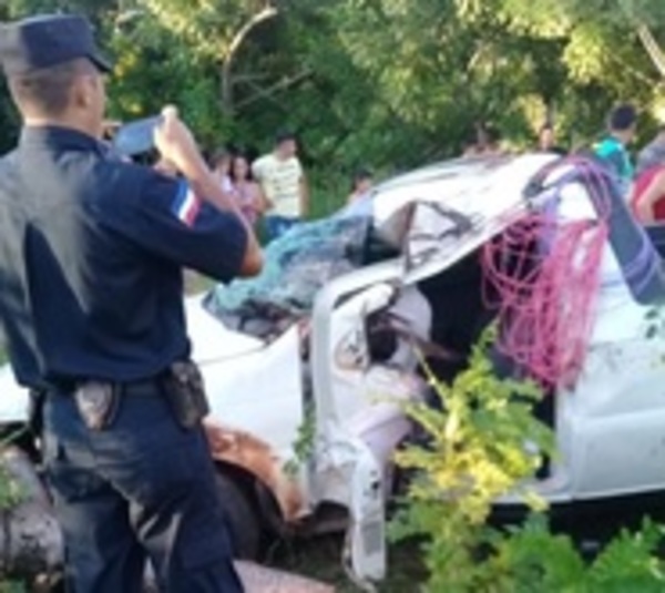 Camioneta vuelca dejando una fallecida y seis heridos - Paraguay.com