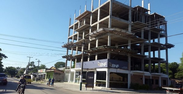 Expresidente de Opaci y miembro de Conajzar erige edificio de seis pisos - Edicion Impresa - ABC Color