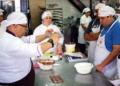 Clases gratuitas de experto chocolatero - Edicion Impresa - ABC Color