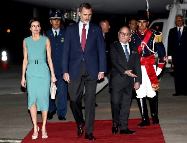 Falta de escalera demoró una hora bajada de reyes del avión en Argentina | Paraguay en Noticias