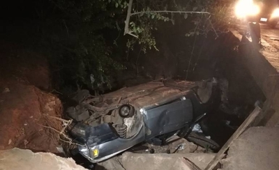 HOY / Vehículo cae a cauce de un arroyo en San Lorenzo