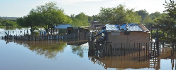 Varias casas se inundan a causa de crecida de río y arroyo en Concepción - Edicion Impresa - ABC Color