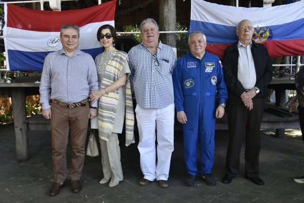 Almuerzo en homenaje a cosmonauta ruso - Edicion Impresa - ABC Color