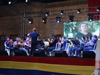 Mucha música y danza en la serenata - Edicion Impresa - ABC Color