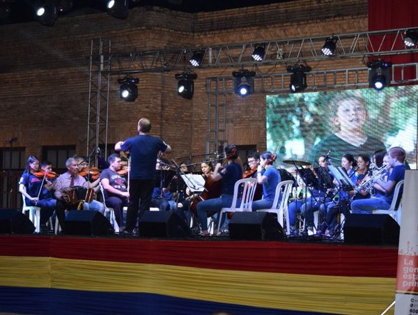 Mucha música y danza en la serenata - Edicion Impresa - ABC Color