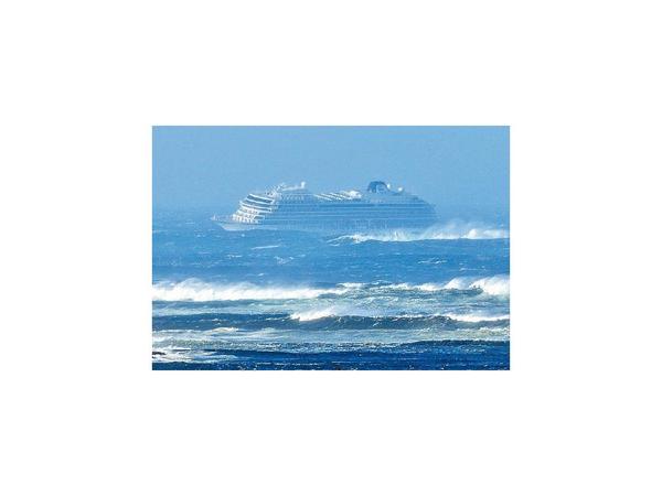 Crucero llega a puerto en Noruega, tras una dramática evacuación