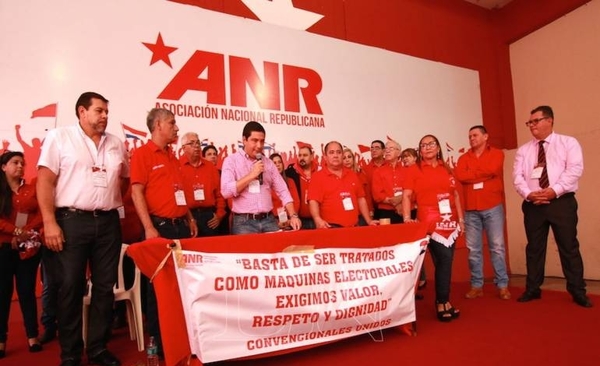 HOY / Cambios en estatuto "a favor de los dinosaurios" afectará a 670.000 jóvenes colorados