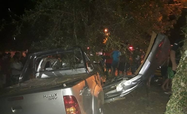 HOY / Aparatoso vuelco de lujosa camioneta en Areguá